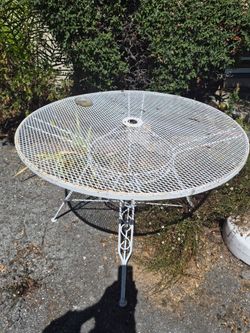 VINTAGE MID CENTURY MODERN WROUGHT IRON PATIO TABLE