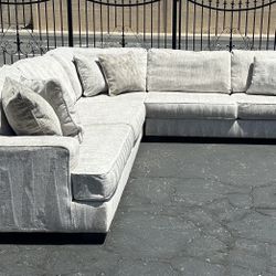 Beautiful Like New* Ashley’s Furniture Off white XL Large Sectional Sofal Couch