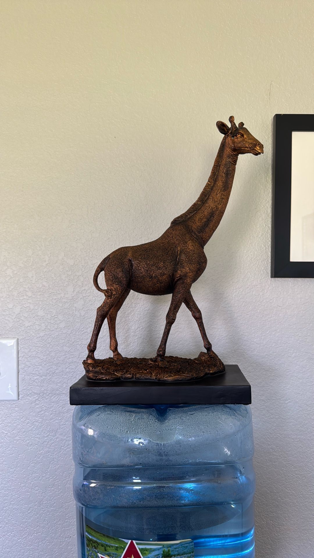 Rustic Bronze Giraffe Sculpture – African-Inspired Home Decor
