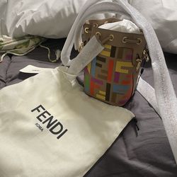 FENDI BUCKET BAG  💚💛💙🩵🩷🧡