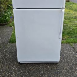 Roper Fridge Size 33w  29d 65h) I Can Help You With Free Delivery Within 10 miles distance