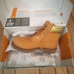 New Timberland Gold Girls Junior Size 7 Boots