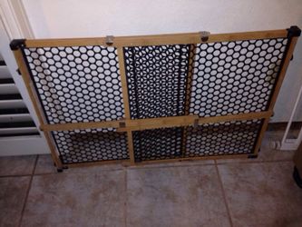 Adjustable kids gate