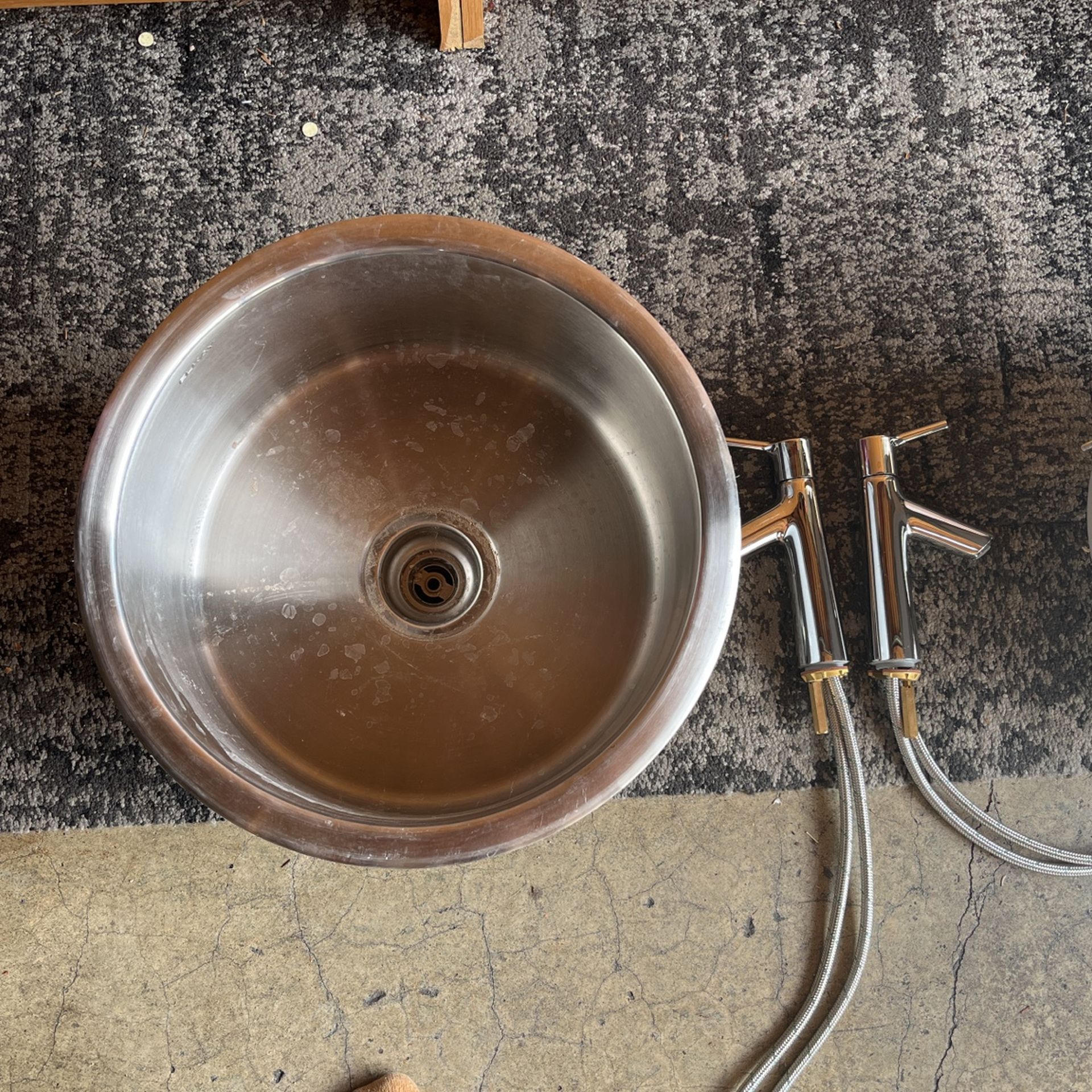 Round ELKAY 16” Sinks and Faucets 