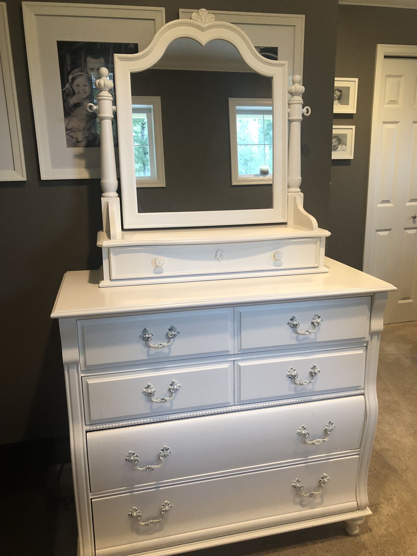 5-drawer white Dresser w/ Tilted Mirror