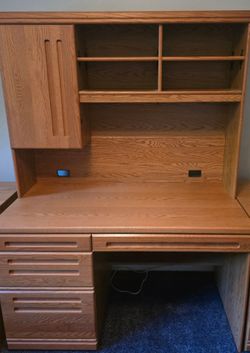 Oak Desk LIKE NEW!