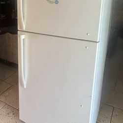 Full-Size Refrigerator (Crosley) – Works Great, Clean ❄️