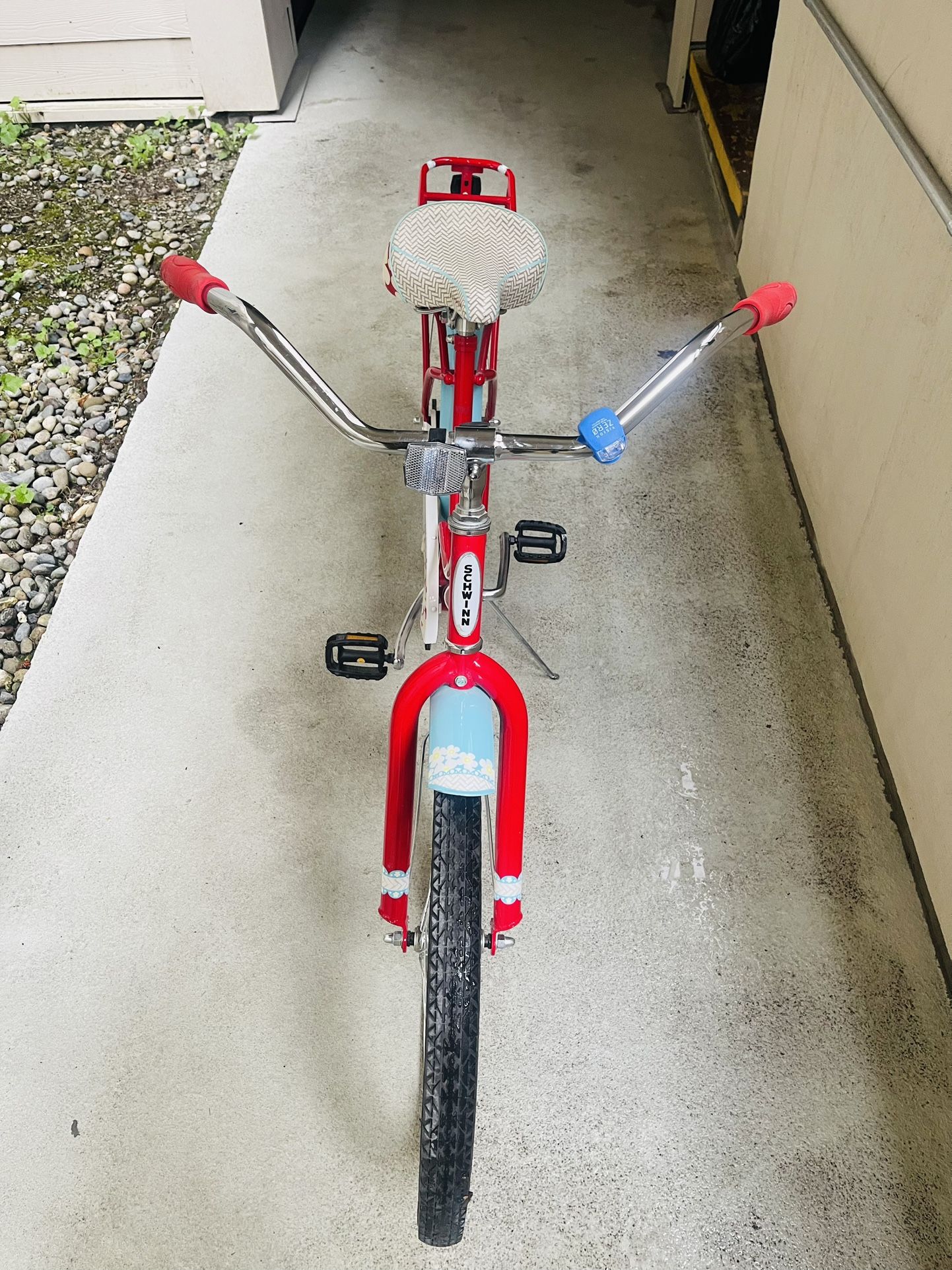 24 inch girls cruiser bike The frame is brand new and in good condition. But the tires are underinflated. Comes with a tire repair kit and bike pump.