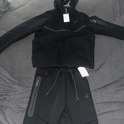 Black Nike Tech Outfit