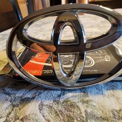 Toyota Camry Trunk emblem