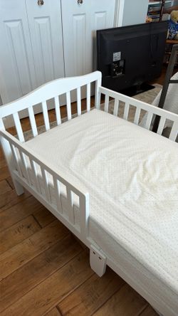 Toddler bed with mattress
