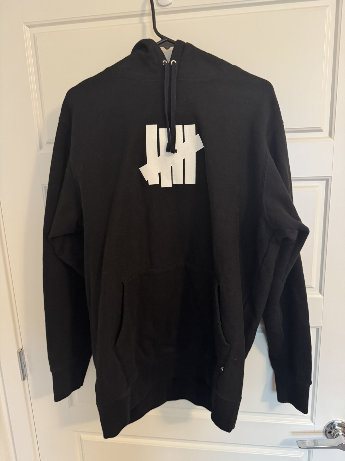 Undefeated men’s 5 strike logo hooded sweatshirt XL Black