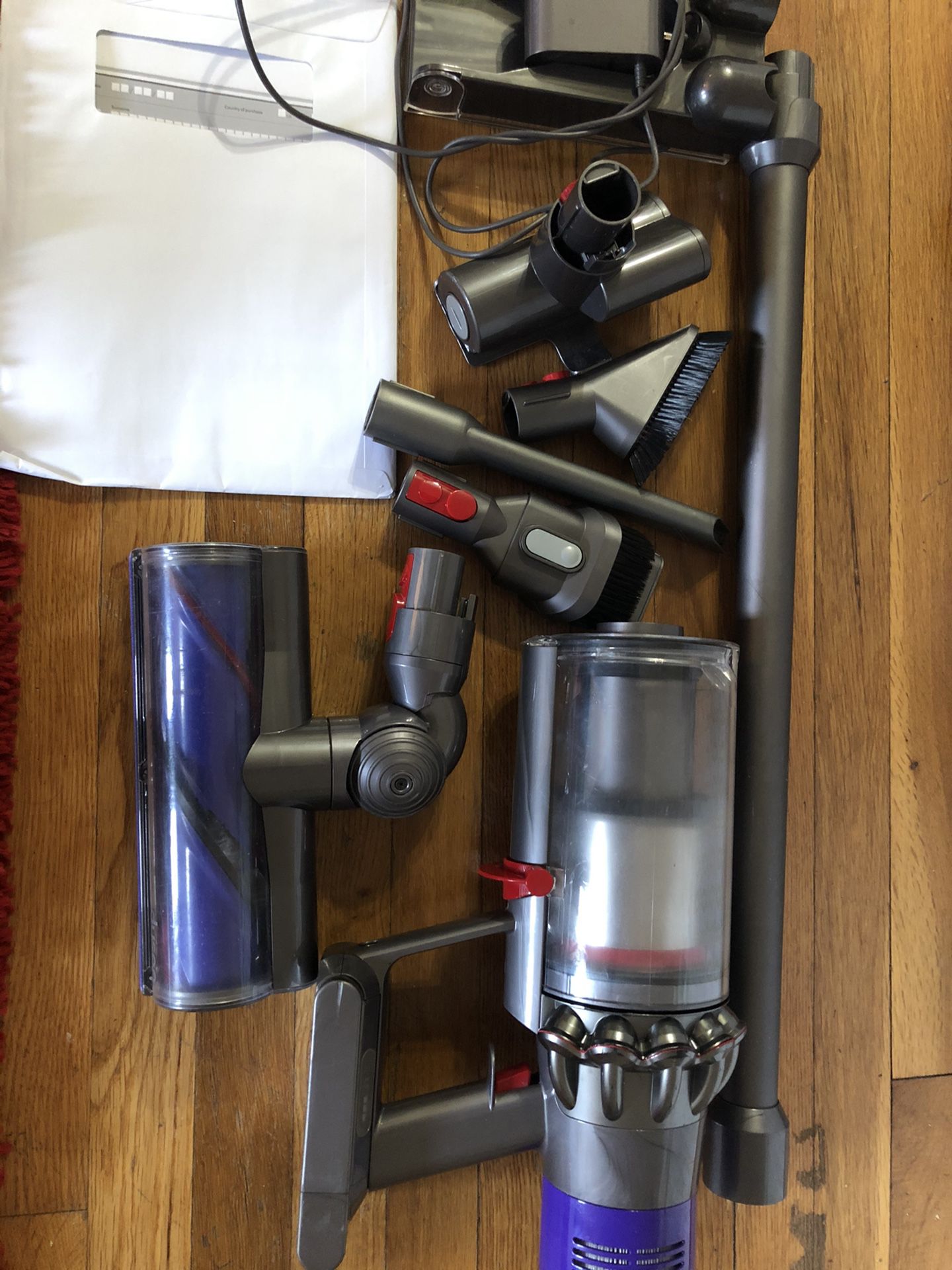 Dyson Cyclone V10 Animal, Absolute , total clean cordless vaccum   Comes with  Charger,  Crevice tool  Combination tool  Animal tool  HEPA filter  Mai
