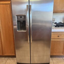 GE refrigerator. Works Great.