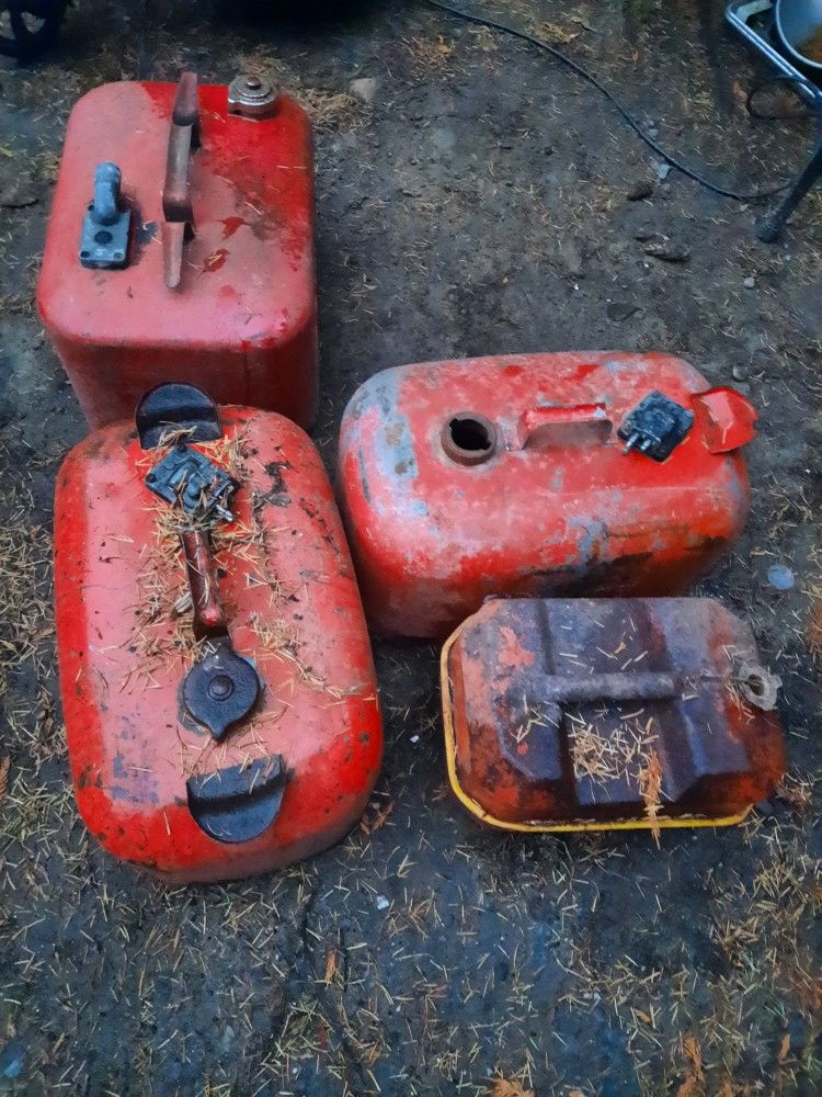 Outboard Motor Fuel Tanks Different Connections There Are Actually 4 Metal Tanks. All $30.00 bundle