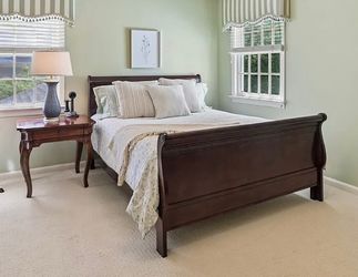 Queen Wood Sleigh Bed w/Mattress and Box Spring—Great Condition Traditional Louis Phillippe Style