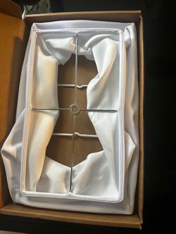 pantalla de lámpara rectangular de tela blanca.