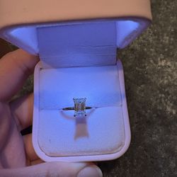 1 carat emerald solitare engagement ring