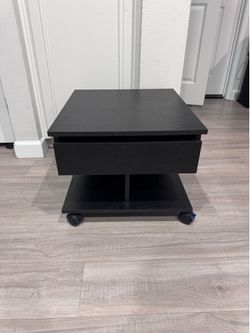 Black Lift Top Coffee Table 19.5”x21.5”x16” on Wheels