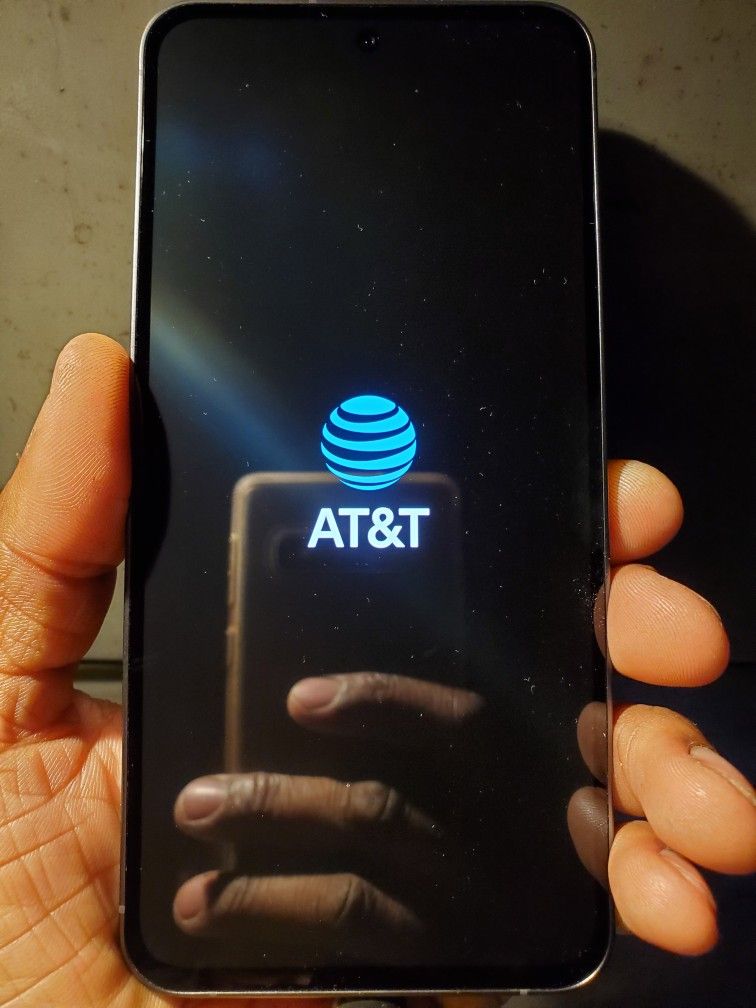 6.7" Samsung Galaxy S24 FE 128GB AT&T / Cricket, 3 50MP cameras Android 16 2024