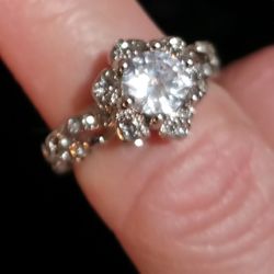 RING, FLOWER-SHAPED GEM, NEW!