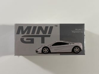 Mini GT Diecast McLaren F1 Magnesium Silver #555