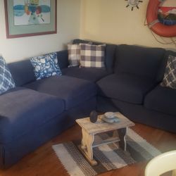 Sectional Couch Great Condition With Pillows $800 Obo