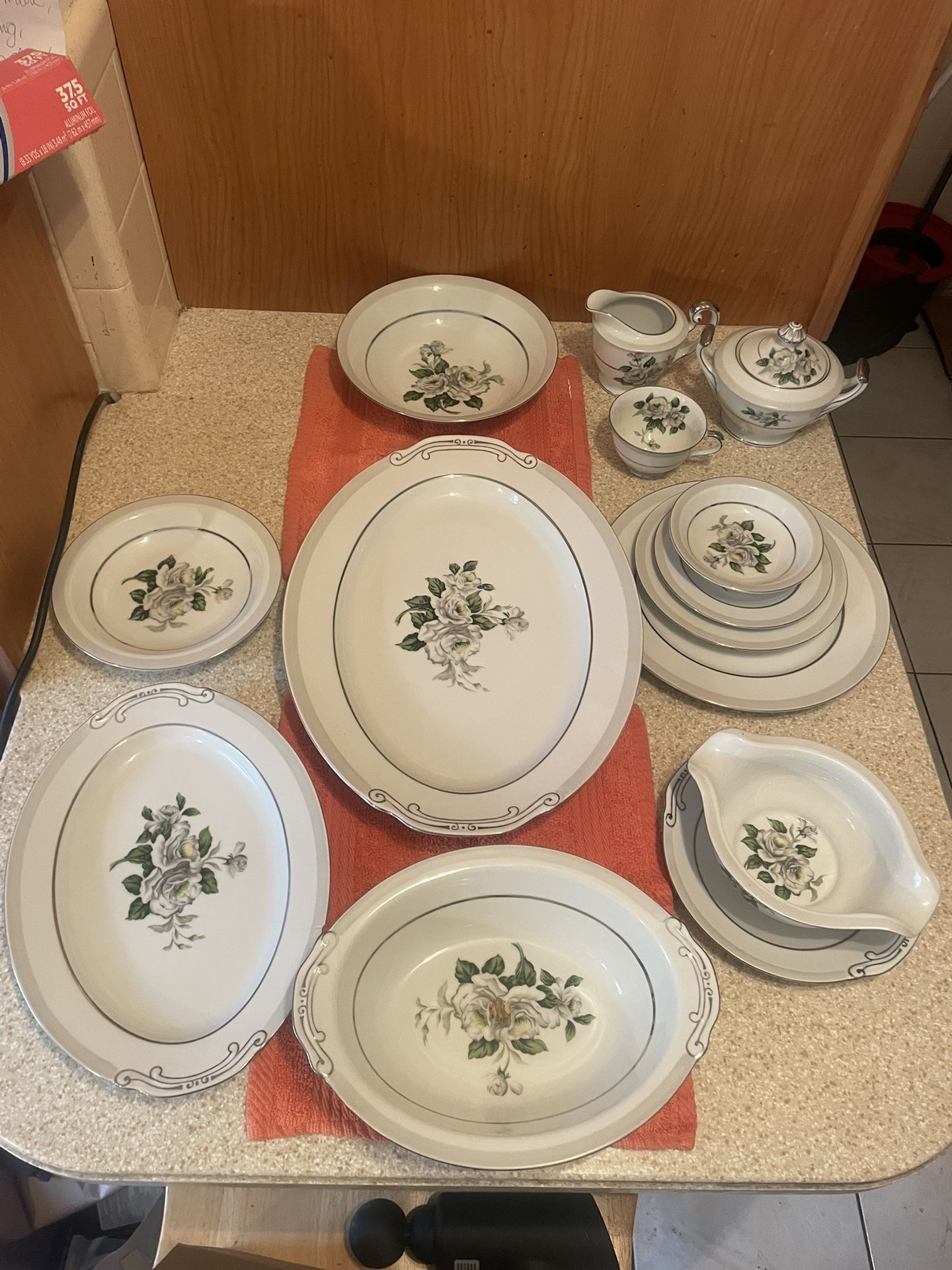 Vintage White Rose ) W.R.) Set Of 12 Dish And China Set From Japan
