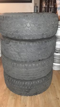 Son las 4 llantas y los 4 rines originales tienen in 70% de vida quiero 200 por ellas oh mejor oferta, las traía eh una F150/Lt 265/70R17