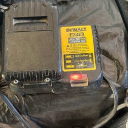 Pila Con Cargador Dewalt Buen Estado 45$