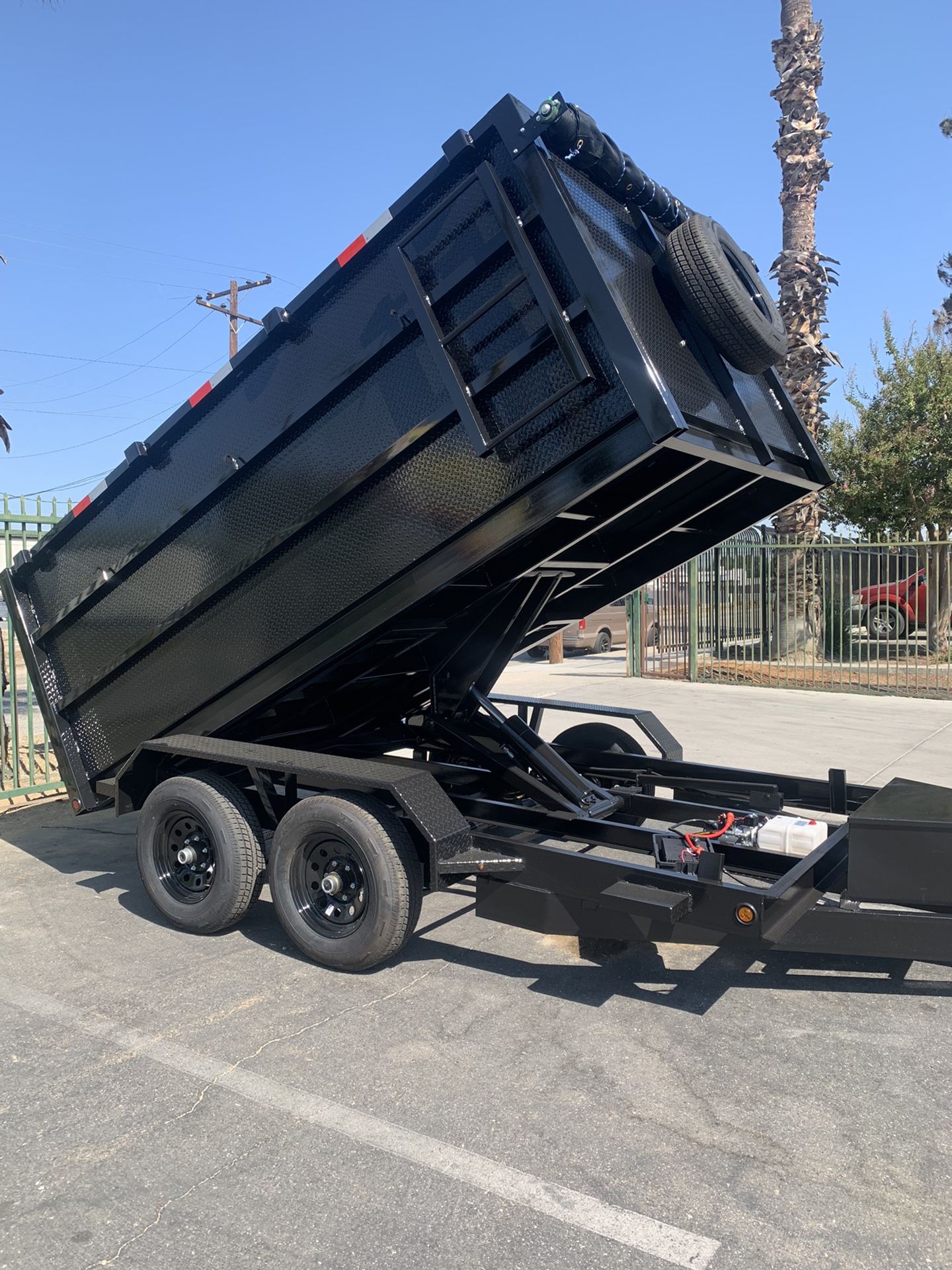 Scissor Lift Dump Trailer In Stock