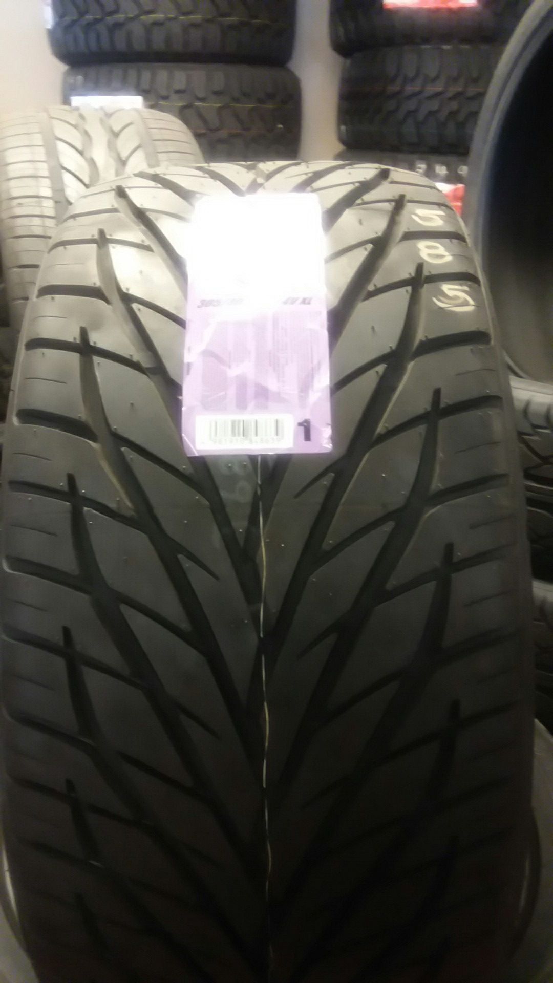 305 40 R22