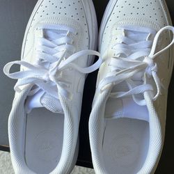Women’s Nike Shoes Size 9