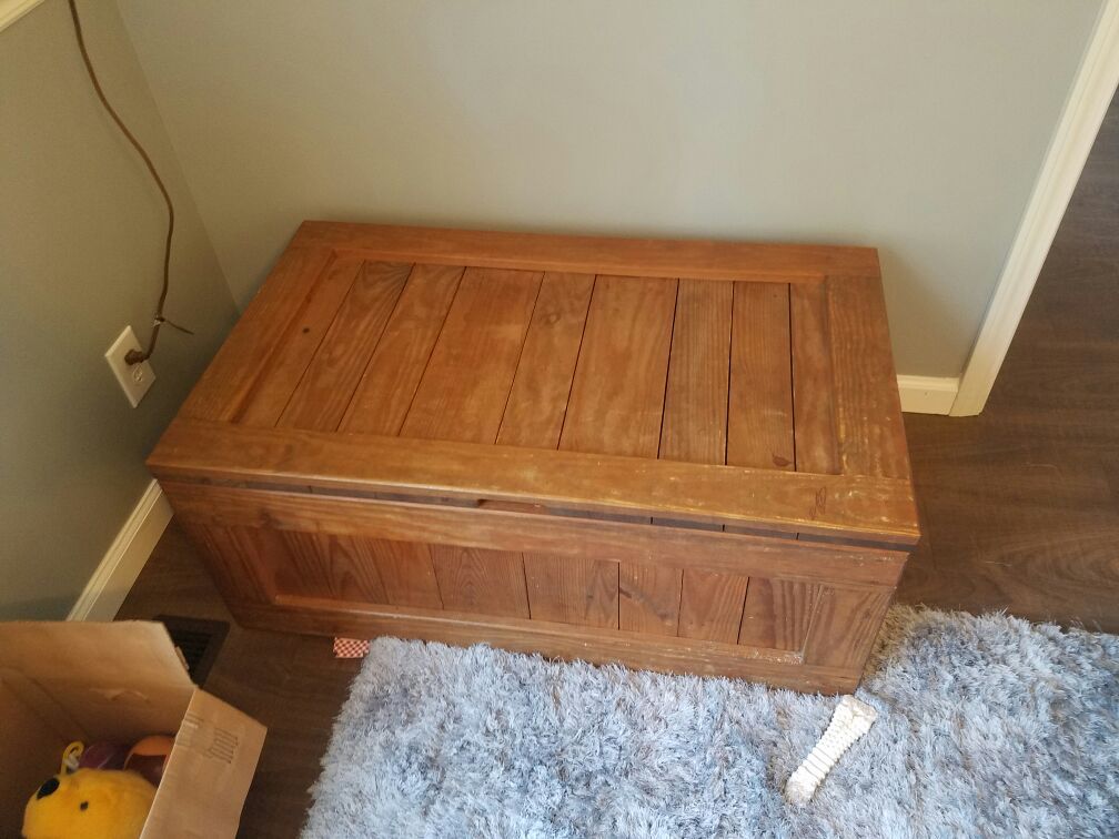 This end up coffee table/toybox/trunk