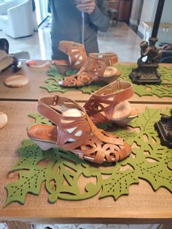 L ' ARTISTE Sandals Size 40