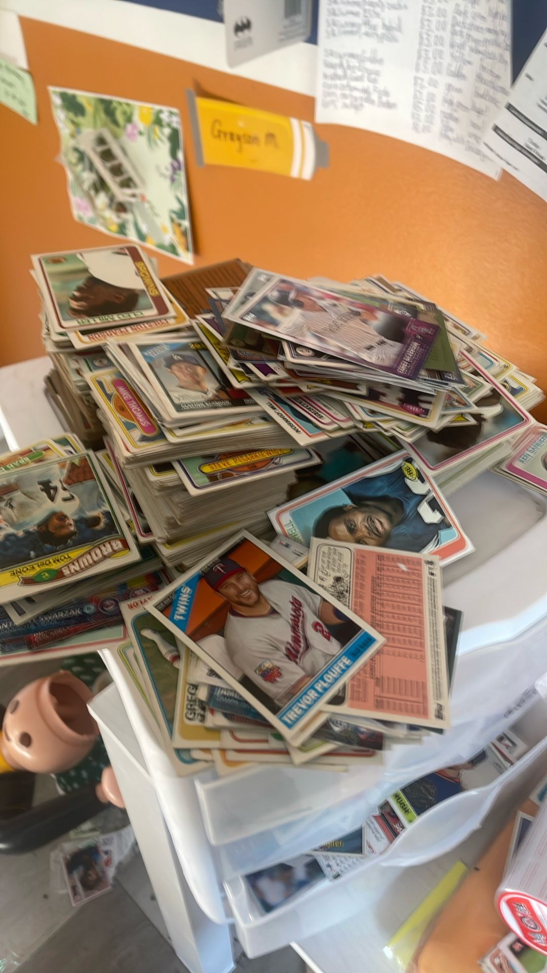 Over 2500 baseball and football and basketball cards +4 signed cards