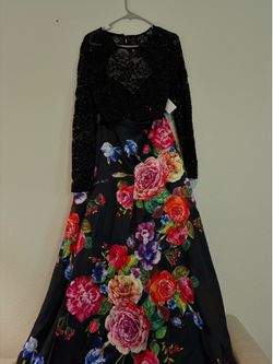 New Floral Lace Dress – Size 11/12 (Fits Like a Medium)