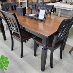 Uwingsvil Dinings Tables and 6 Chairs 