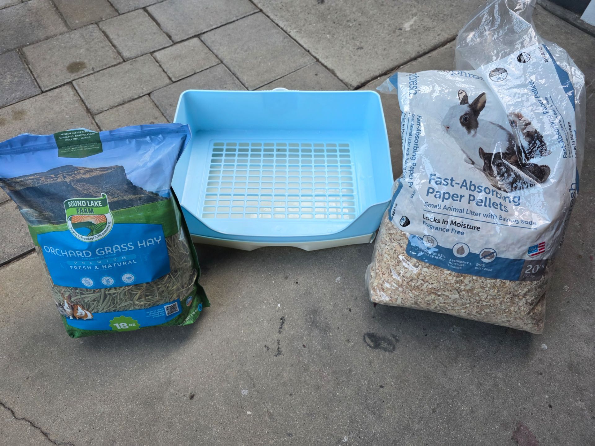 Rabbit /hamster etc pee potty tray new , grass and absorbent