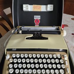 Sterling Corona Sterling Typewriter 1970s 6MSE 125179 works great vintage tan w/hardcase portable 