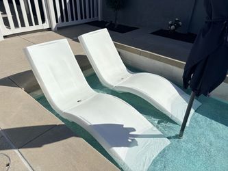 2 Lounge Chairs for Pool