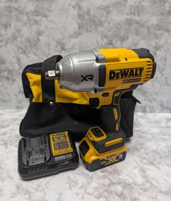 DEWALT 20V MAX 1/2 in. Impact Wrench Kit