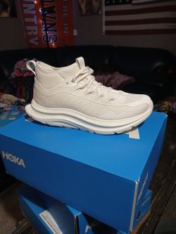 HOOKA BRAND NEW SIZE 9 WOMEN