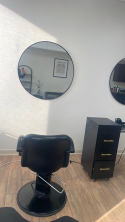 Hair salon chair station and mirror