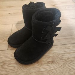 KIDS UGG BOOTS SIZE 6