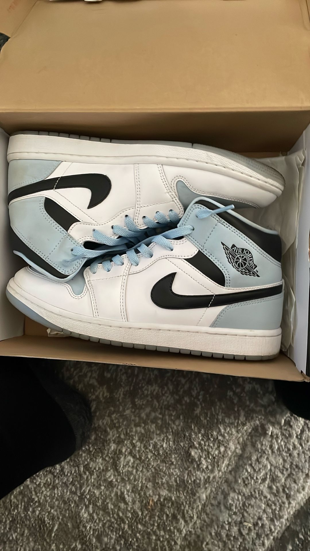 Jordan 1s Blue And White Size 8.5