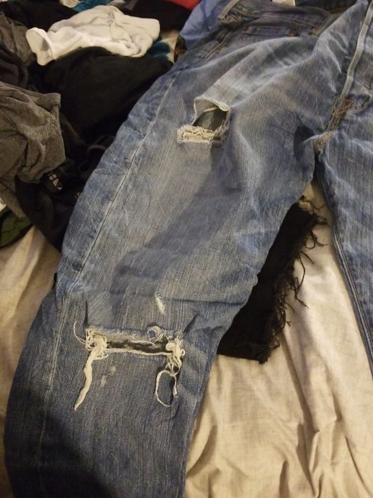 42/32 Levi's Rip and distressed