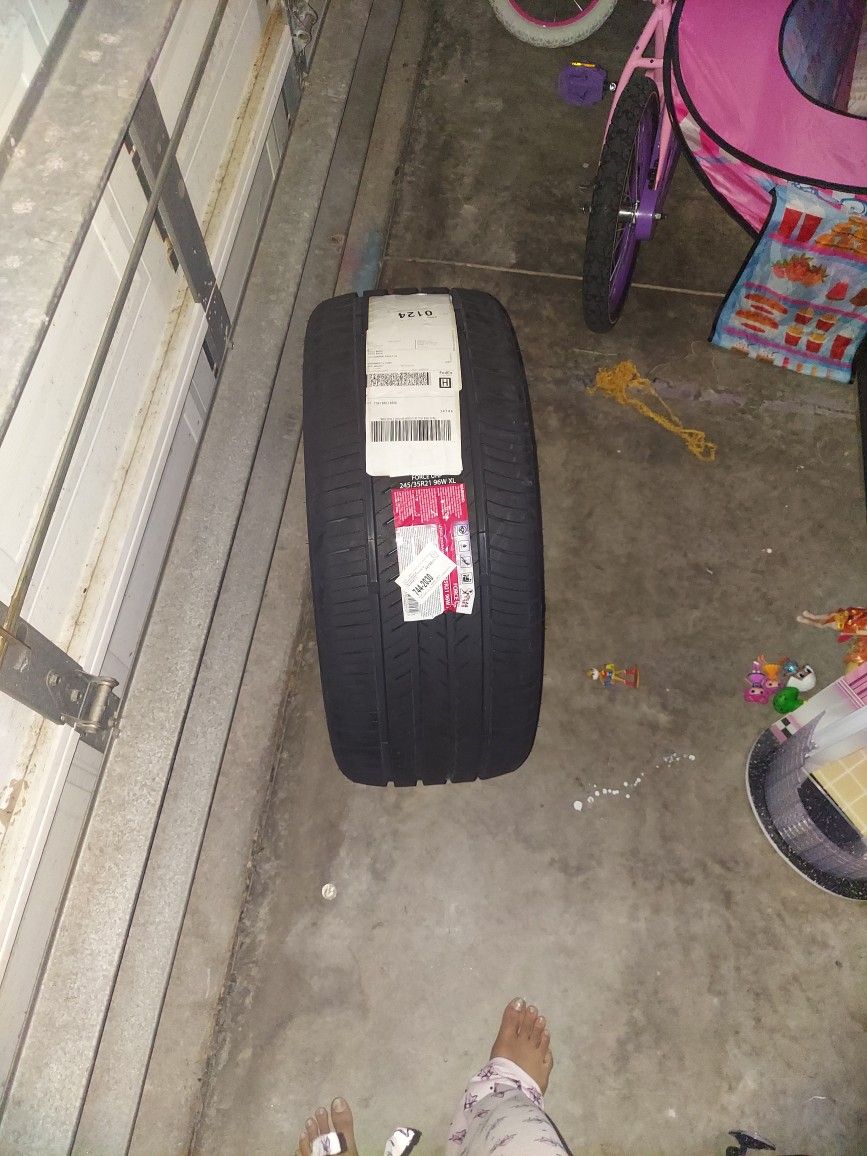 Force UHP 245/35R21 96W XL