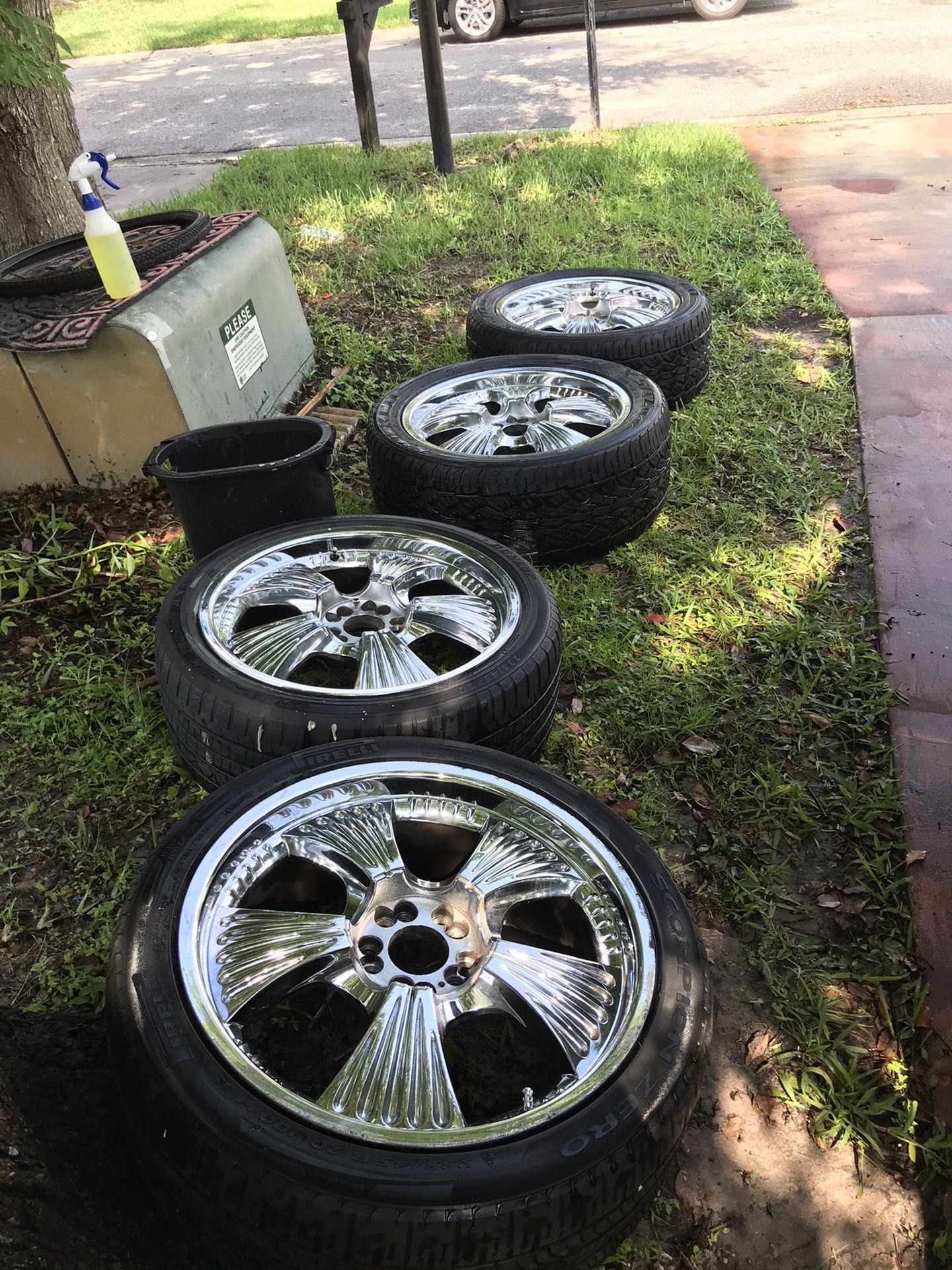 Selling my 20 inches 5 universal rims in great conditions no issues..