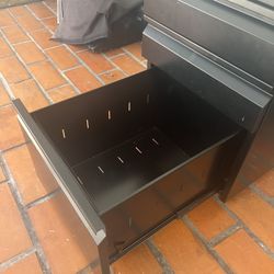 FILING CABINET WITH LOCK AND WHEELS